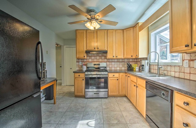 New Fairfield Home w/Beach Access & Fire Pit