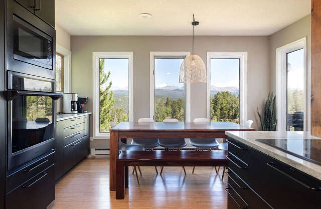 NEW! Family + dog heaven on 3 acres. near RMNP, Winter Park + Granby