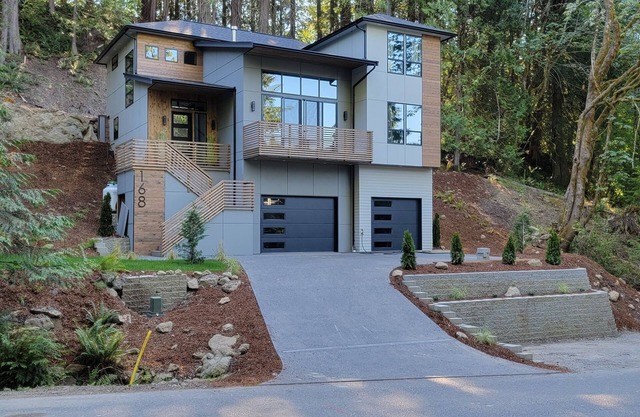 New family sized home in a quite neighborhood w/hot tub 5 minutes from the beach