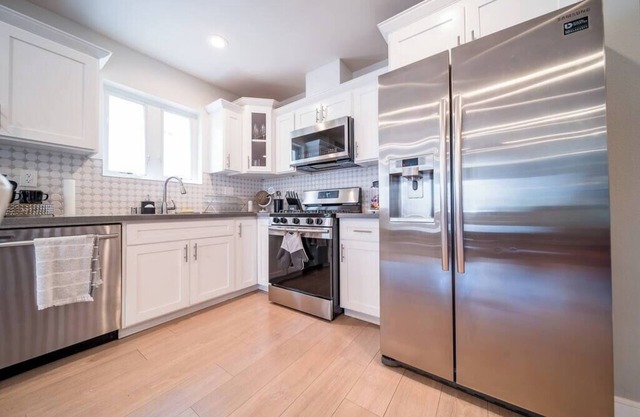 New Glamorous 4 bed townhome 10 min from Universal