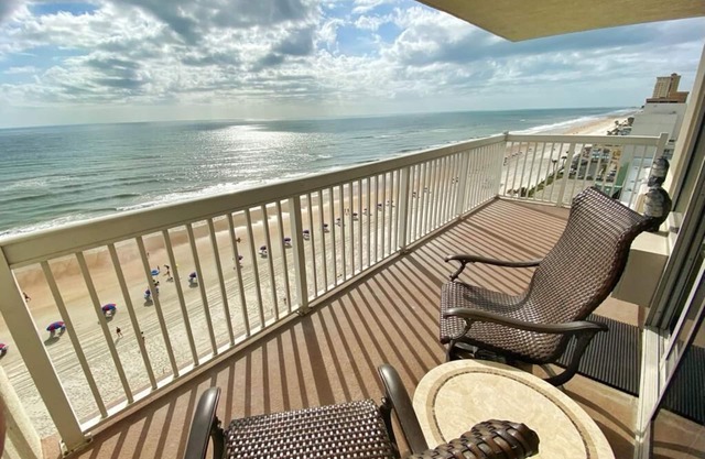 NEW! Gorgeous Ocean Front Studio in Daytona!