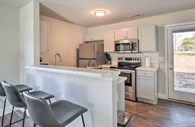 NEW! Greer Getaway w/ Smart TV ~ 1 Mi to Dtwn!