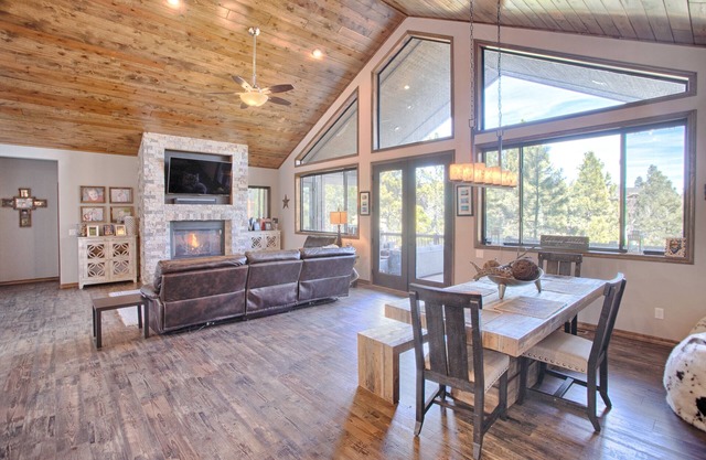 New! High End Cabin - Stellar reviews! Pet friendly- Oversized private deck.