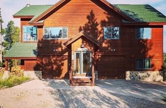 NEW, Hillside Haven Lodge, 15 mins to Devils Thumb Ranch, Hot tub on 1 acre