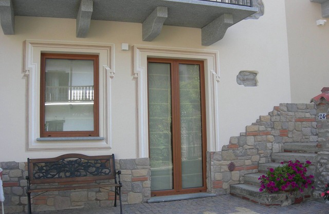 NEW HOLIDAY HOUSE