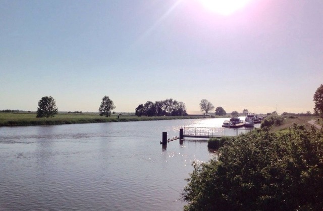 NEW Holiday wooden house directly on the dike with dog