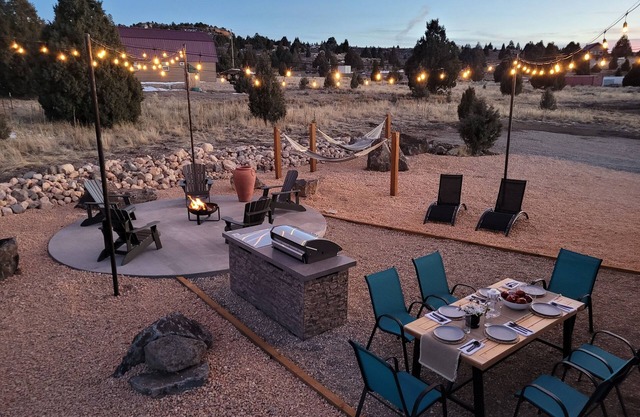 New Home Between Zion & Bryce Secluded Patio Oasis Firepit Hammocks EV RV