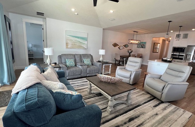 NEW home in West End, Quiet Laguna Beach! 5 Min to Beach! Last Minute Discounts!