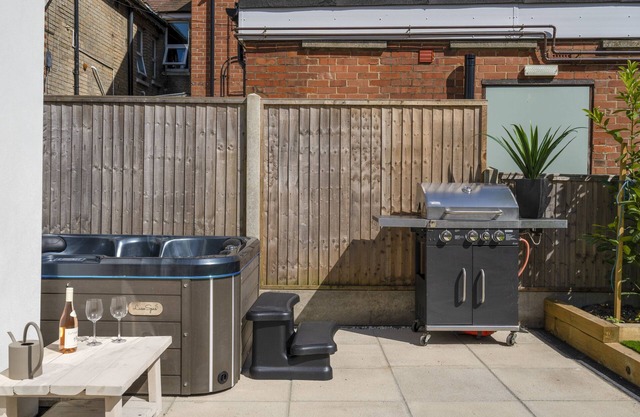 New Home near Sandbanks + Hot Tub + Sleeps 9 guests. 3 x bathrooms