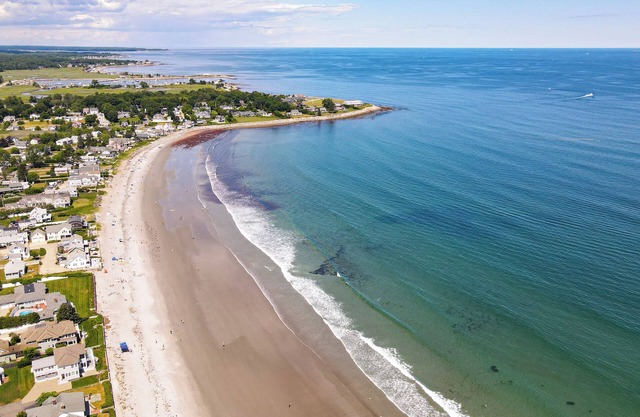 NEW HOME! Sleeps 10 4Bdrm/4Bath PRIVATE LOT- Jenness Beach Gem!