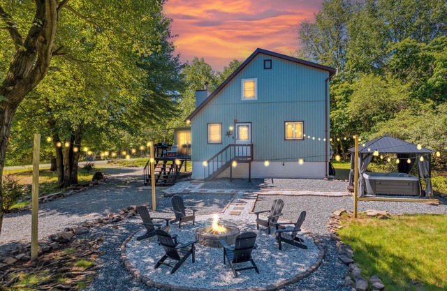 New! Hot Tub, Fire-pit, Shuffleboard, Game Room, Kids Play Area and More!
