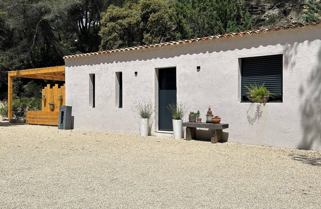 New house in a green setting (Luberon)
