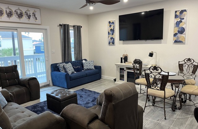 NEW -House Moon Sleep 8-10, Pool, game room, beach, shopping, gravity park, food