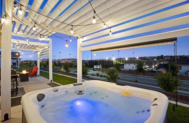 New house! Outdoor Hot tub with beautiful sunset views