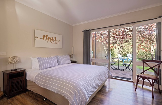 NEW Ideal for Couples and Pets-fenced garden-pets welcome inside-walk to town