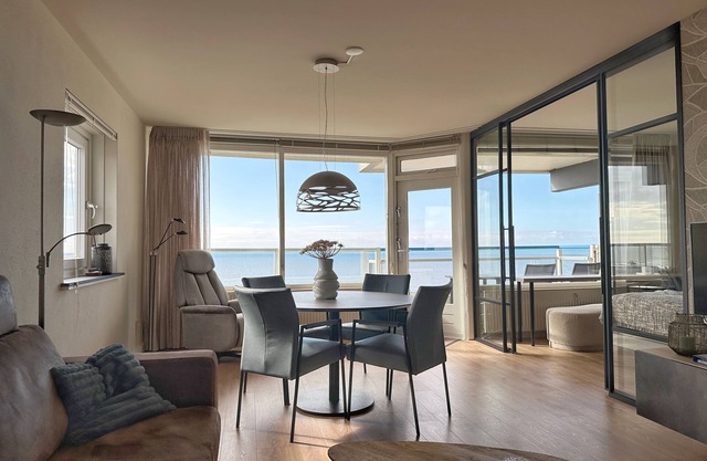 NEW IN OUR OFFER! The corner apartment Sterflat221 is located on the 9th floor, on the sunny south-west side. It offers you a wonderful view of the beach, North Sea, village and dunes. Thanks to the altitude and the perfect position of the sun, you almos