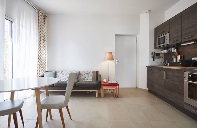 New in the old port, 4 minutes walk from the beach, T3 4 *, terrace facing south