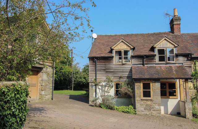 NEW INN COTTAGE, pet friendly, with open fire in Church Stretton