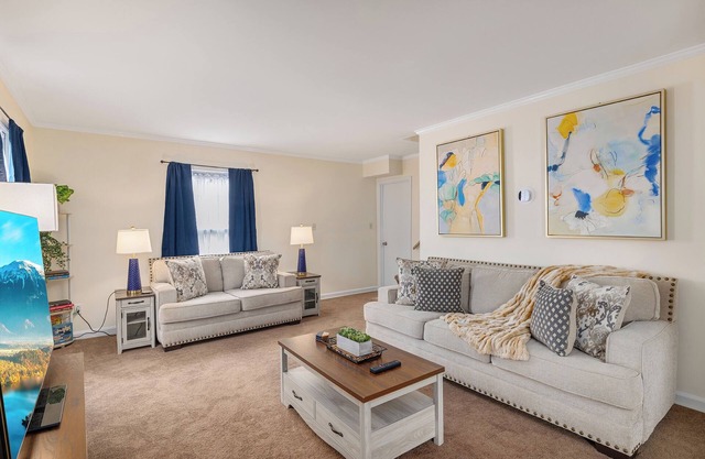 New! Introductory Rate! Walking Distance to Restaurants, Bars, Shops, Cafes, etc