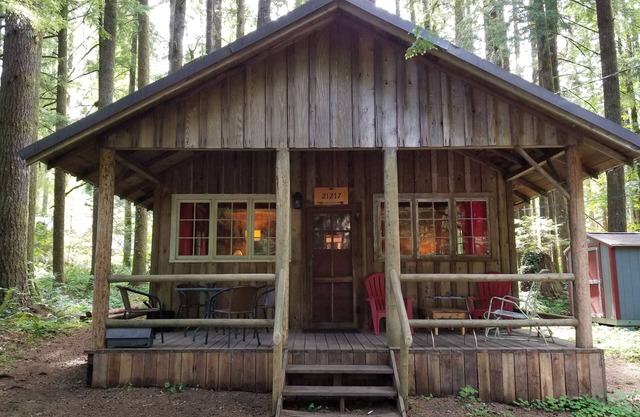 NEW! Judy's Vintage Mt. Hood Cabin. Kid, dog-friendly. Hi speed Wi-fi.
