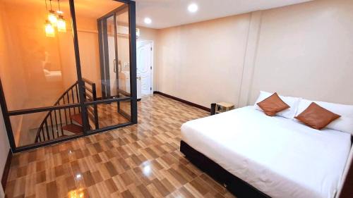 NEW! KG home 3 Bedrooms/Free Wi-Fi