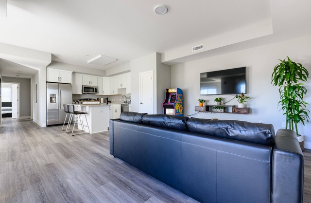 NEW King bed Apt w/fast WI-FI, centrally located!