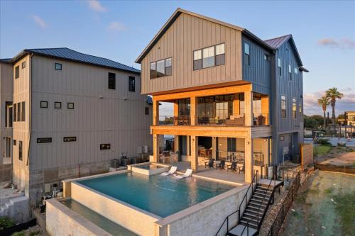 New Lake Retreat Sleep 17 Poolspagameroomview