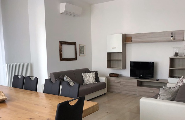NEW Large Deluxe apartment with 10 beds