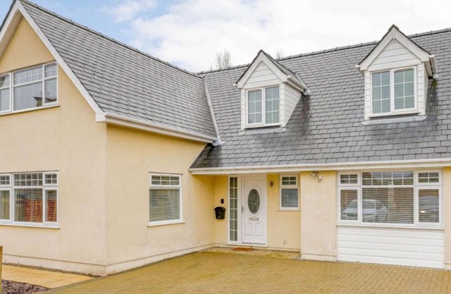 New: Large holiday cottage sleeping 8 W/Hot Tub