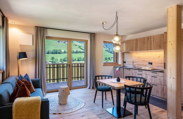 NEW Lippmöshof Holiday Apartment Poma with Mountain View, Garden, Balconies and Wi-Fi
