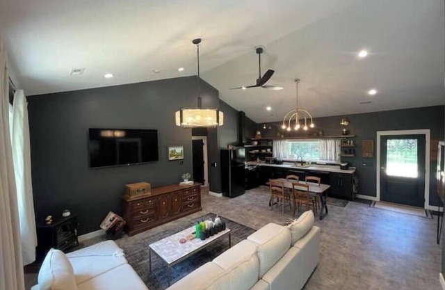 New Listing 2BR/2BA lake access to Trout Lake, HotTub, Firepit, beautiful views