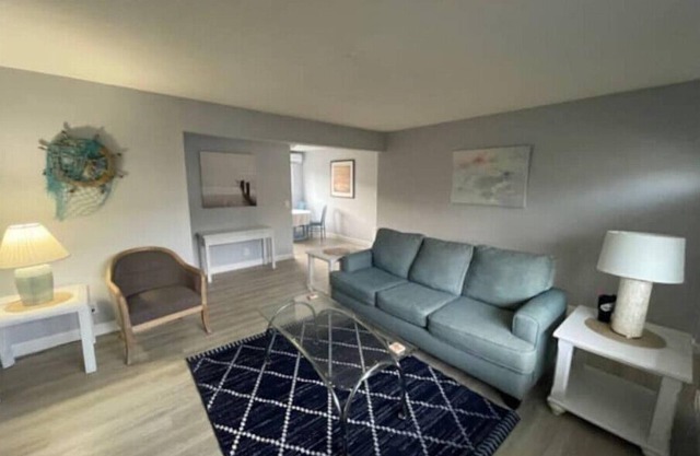 NEW LISTING - 3 Min Walk-Beach, Hot Tub, Tennis, Wi-Fi