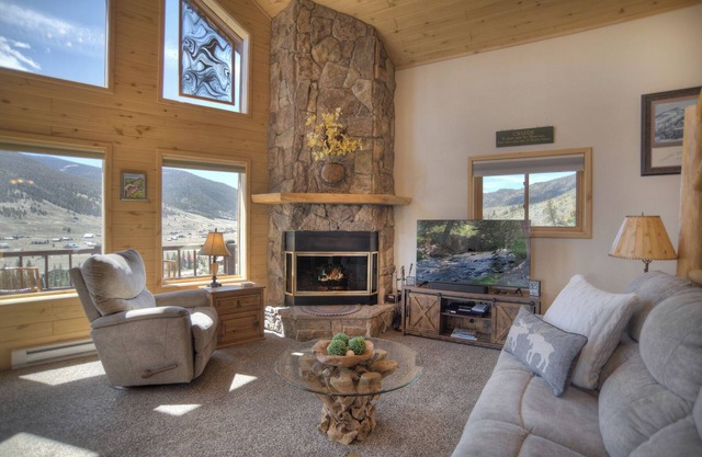 New Listing! 3-story Mountain Cabin - Breathtaking Views - Large Deck