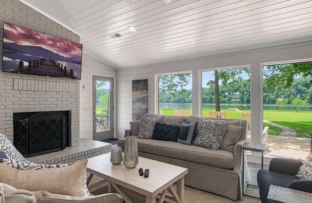 New Listing! 5 Bed 5 Bath 20 Min to UA, Flat Lot on Lake Tuscaloosa