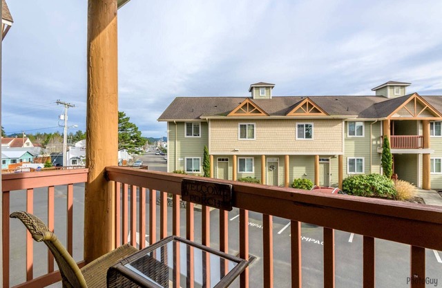 New Listing! Adorable old town florence Condo - Close to Riverfront, restaurants and Bay Street!