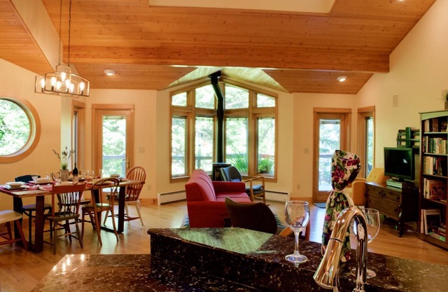 *NEW LISTING* Beautiful Lake Front Home w/Hot Tub. Close to Downtown Florence and Dunes