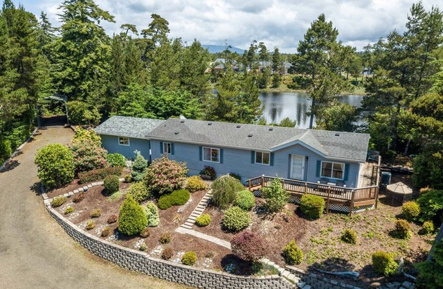 New Listing! Cozy Heceta Beach Area Lakefront Cottage, Hot Tub, Gas Grill, Game Room. Near Beach