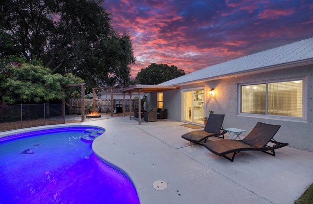 New Listing-Heart of Melbourne w/POOL