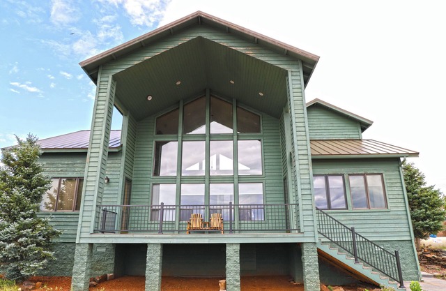 New Listing! Luxury cliff-side retreat. Isolated & Serene with EPIC views.
