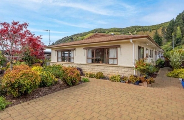 New listing. Newly refurbished. Dates available in January. Quiet, central