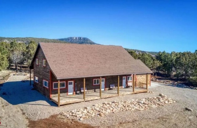 ✨New Listing✨ Red Rock Estate ~ 2 home combo🏡 Hot tubs💧 Near Zion Nat'l Park🏞
