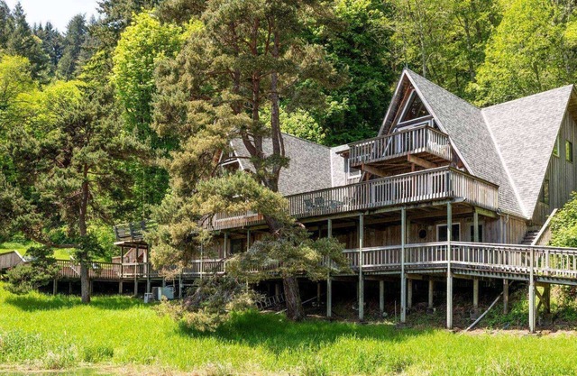 *New Listing* Spacious Lakefront Chalet W/ Dock, Gas Grill, Pet Friendly, boat access only