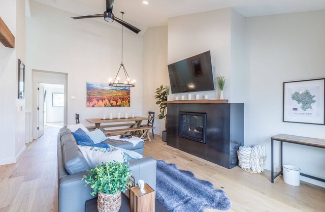 New Listing - The Summit! Brand New Luxury Townhome-Air Conditioning