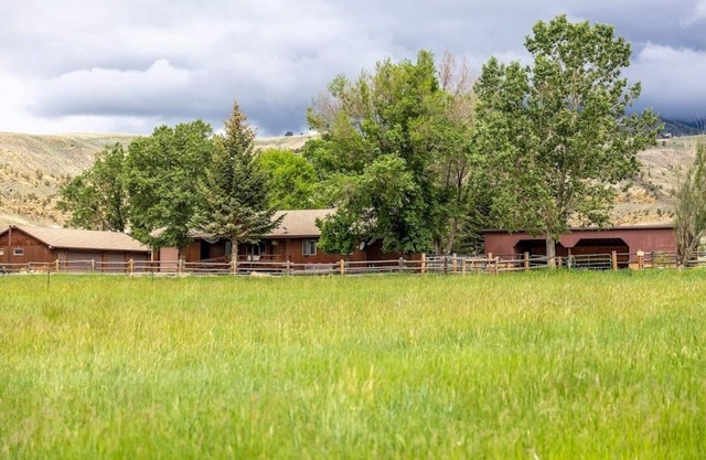 New listing - Three bedroom home between Cody and the East Gate to Yellowstone