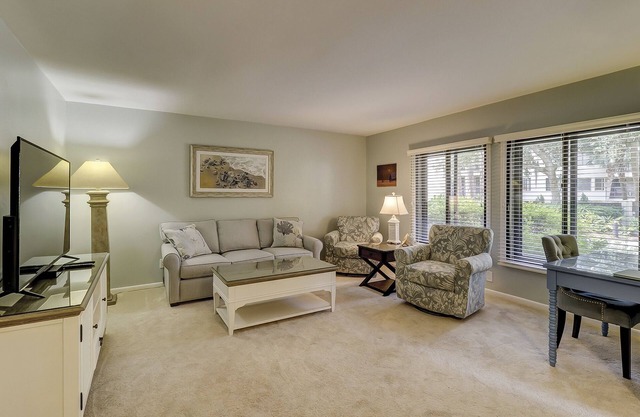 New Listing Wonderful Luxury updated 1 BR Harbourtown Beach Gear & Bike Rentals