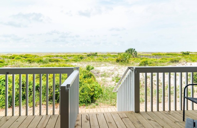 NEW LISTING Ocean Front 1 Bedroom - New Decks and Pool Access
