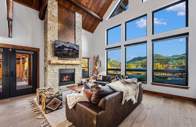 New Log cabin, The Bears Den - 2 bedrooms, loft, 2.5 bath, Fireplace.