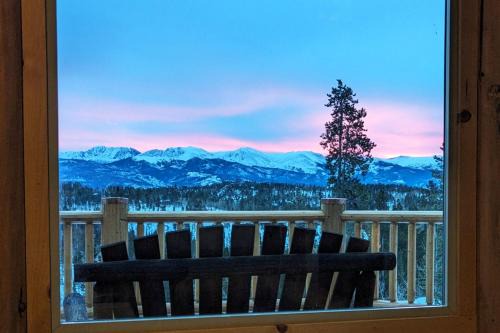New Log Home, Hot Tub For 8, Views!