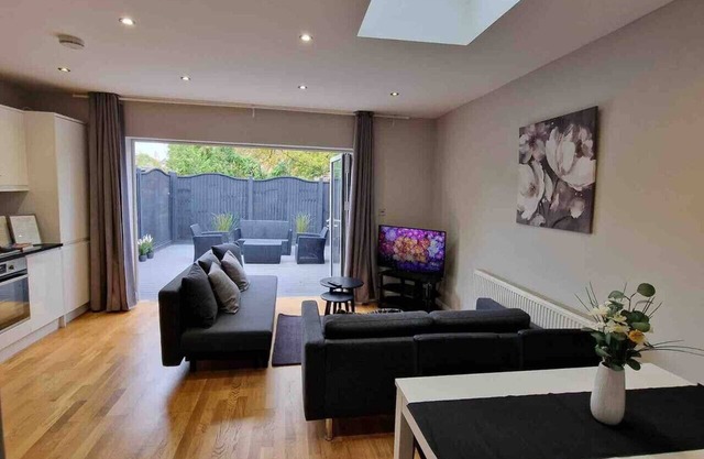 New! Lovely 2 Bed Serviced Apart with free parking
