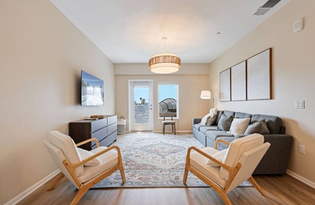 NEW LUX Modern Retreat | Views | Parking | Workspaces